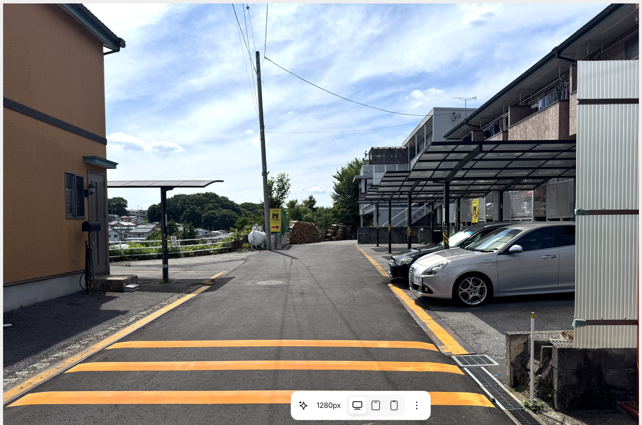駐車場のある道を進む